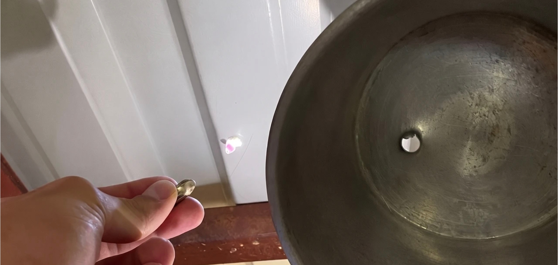 Afşin de Yorgun mermi, çatıdan girip tavandaki çatıyı deldi