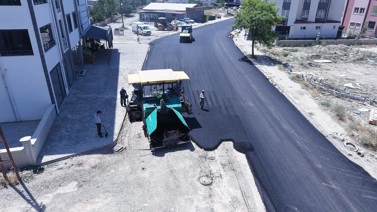 Elbistan’da asfalt seferberliği devam ediyor