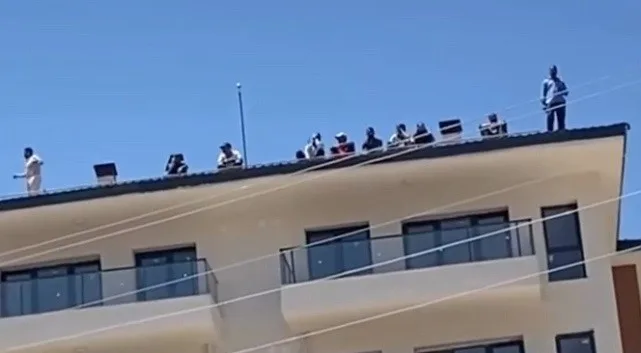 Elbistan da Maaşlarını alamayan işçiler kule vince çıktı