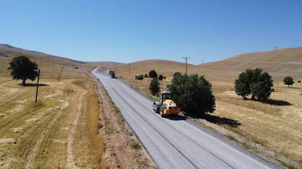 Kahramanmaraş Büyükşehir Belediyesi Elbistan’da 10 mahalleyi bağlayan grup yolu yenileniyor