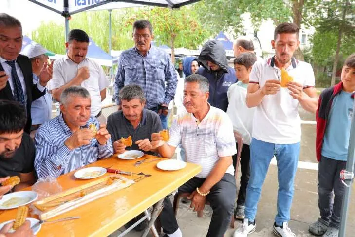 Göksun’da ilk Bal Festivali düzenlendi: 1 kilogram bal yiyerek birinci oldu